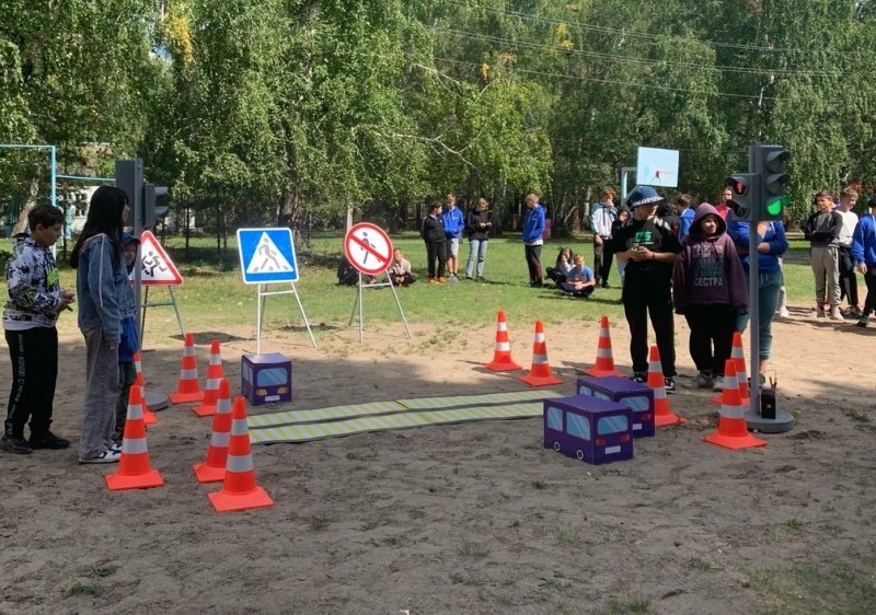 В Увельском районе сотрудники ГИБДД показали детям «Лабораторию безопасности»