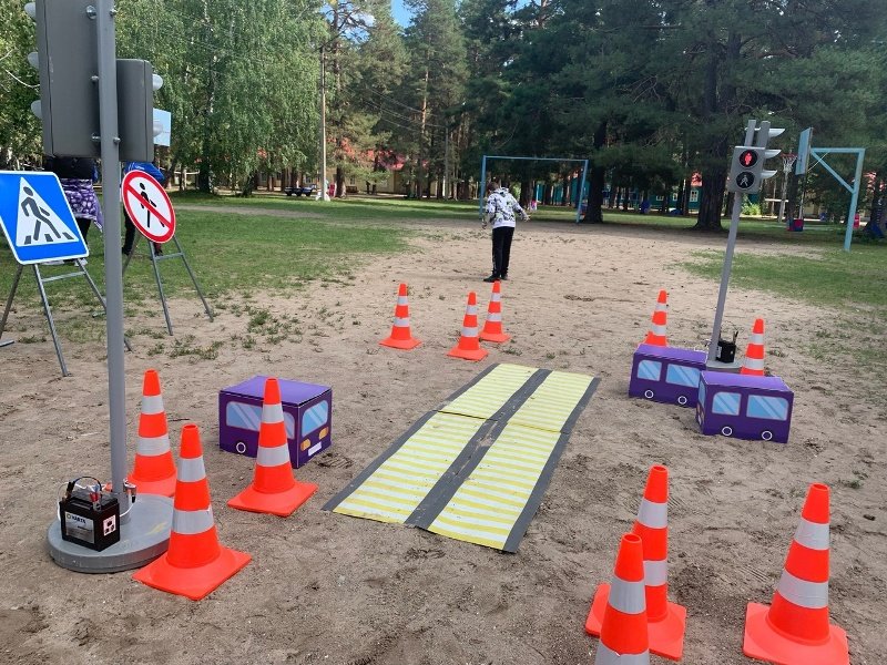 В Увельском районе сотрудники ГИБДД показали детям «Лабораторию безопасности»