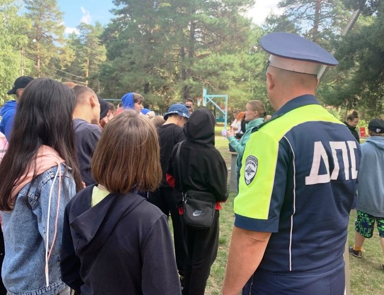 В Увельском районе сотрудники ГИБДД показали детям «Лабораторию безопасности»